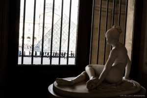 Statue enfermée au Musée du Louvre