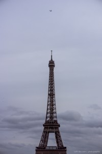 avion au dessus Tour Eiffel