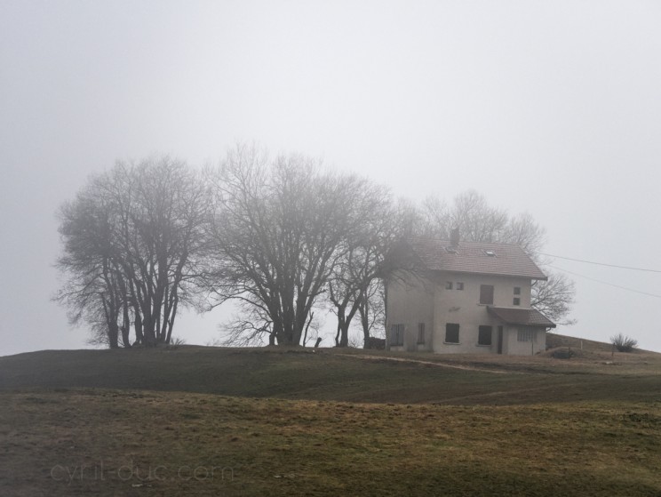La maison dans la brume